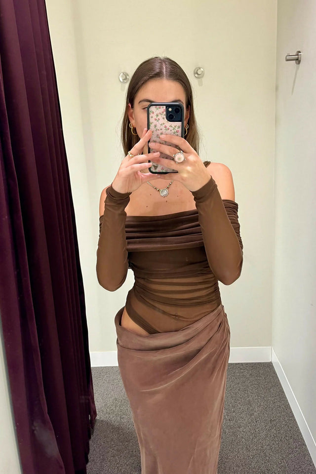 BENNI Yasmin Off Shoulder Dress in Chocolate