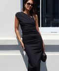 imgi_3_SirtheLabel_GiaccomoBlackGown_e4085cac-5aa8-42a0-9563-663646c9234a