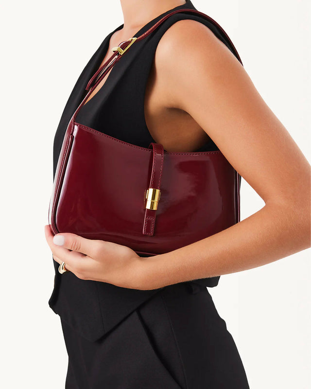 CLARASHOULDERBAG-CHERRYREDPATENT2