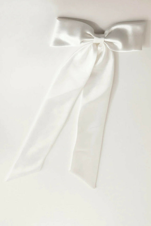 Whiteclipbow_e92c7363-c93c-449b-b3bc-b887fe4a94f4